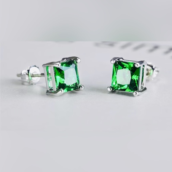 Elegant Green Stud Earrings - Picture 1 of 1